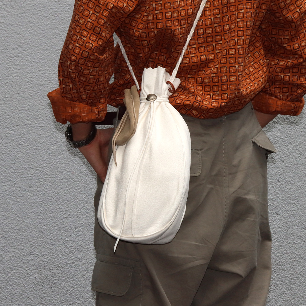 Tady &King ディアスキン巾着バッグ　大　ホワイト TADY&KING[FIRST ITEM]ディアスキン コンチョ付巾着特大